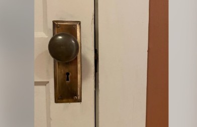 SKIDALA FARBU SA VRATA, A ONDA SE SLEDILA: Ono što je pronašla u kući staroj 112 godina šokiralo je ceo svet! (VIDEO)